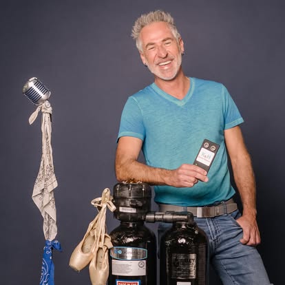 A K&H founder with a water softener, holding the sensor